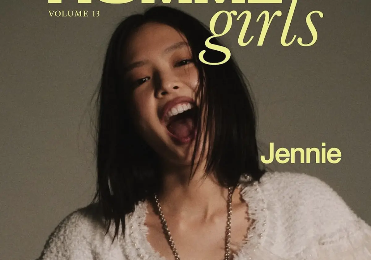 ▲Jennie挑戰大尺度雜誌封面照，只用香奈兒標誌性的代表物山茶花遮住胸前，好身材一覽無遺，她更被稱讚體態保持的很完美。（圖／hommegirls IG）