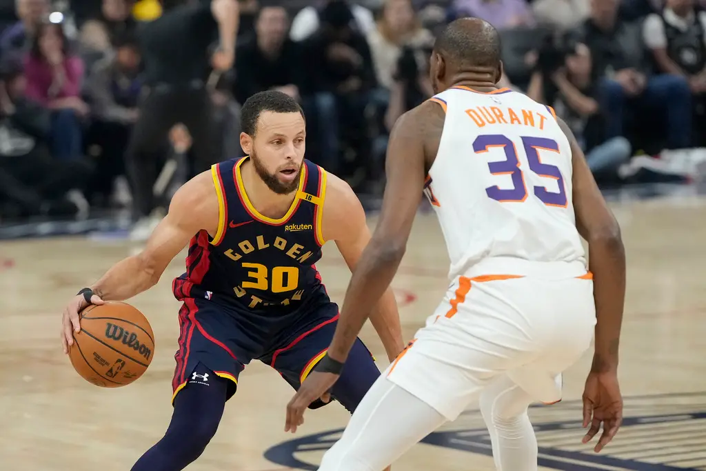 ▲4月9日賽事，Stephen Curry率領的金州勇士將對決Kevin Durant缺陣的鳳凰城太陽，根據ESPN預測勇士掌握著7成勝率。若勇士贏球，國王將鎖定西區第9，太陽的情況將更岌岌可危。（圖／美聯社／達志影像）