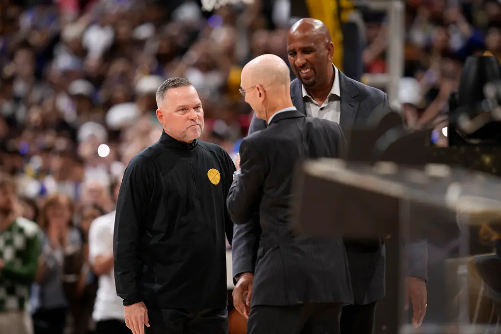 ▲金塊總教練Michael Malone（左）與總經理Calvin Booth（右）互看不爽許久，甚至會在背後說對方壞話，由於金塊陷入低潮，球團才決定動手，將兩人一起開除。（圖／美聯社／達志影像）
