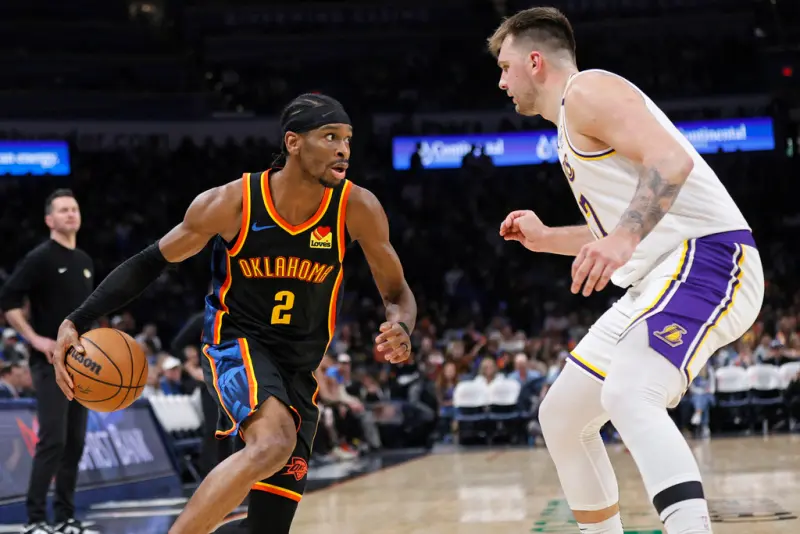 ▲「SGA」Shai Gilgeous-Alexander（左）全場出賽超過37分鐘爆砍42分，加上Luka Doncic決勝節被趕出場，雷霆終場便以136：120擊敗湖人，湖人輸球後也確定無緣爭奪西區第二席位。（圖／美聯社／達志影像）