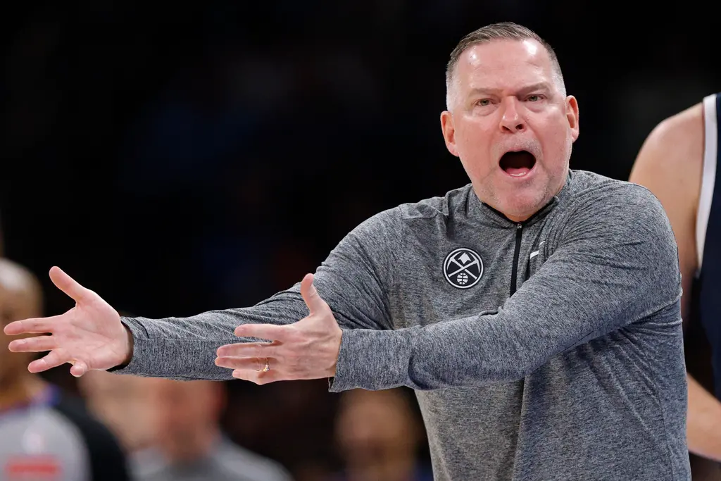 ▲丹佛金塊隊近日宣布開除總教練Mike Malone，震撼NBA。這位於2023年帶領球隊奪得隊史首冠的主帥，竟在季後賽開打前不到兩周遭到解職，讓不少球迷錯愕。（圖／美聯社／達志影像）