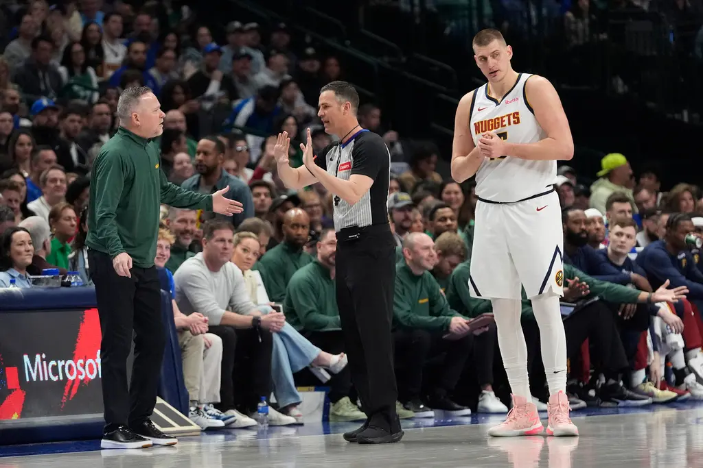 ▲Michael Malone無預警遭金塊球團開除，當家球星Nikola Jokic被指出是始作俑者，但《The Action Network》專欄作家Matt Moore就撰文揭露內幕，表示絕對不可能是Jokic指示。（圖／美聯社／達志影像）