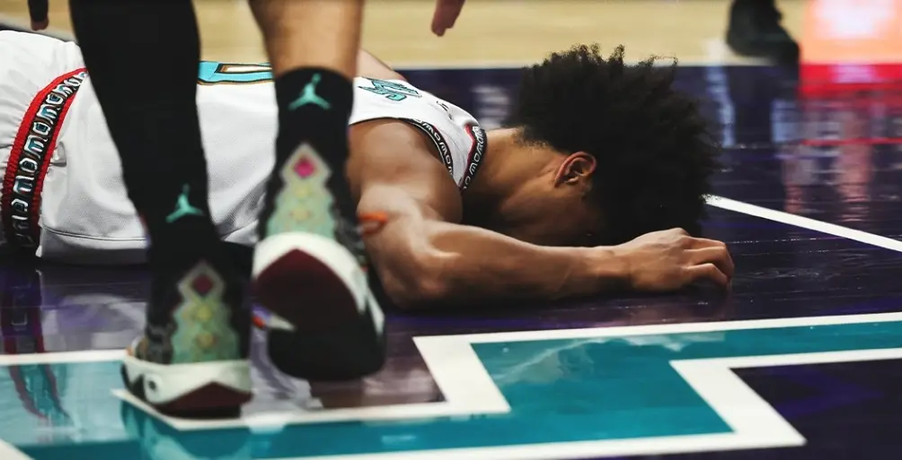 ▲灰熊新秀Jaylen Wells快攻灌籃時遭KJ Simpson從後方犯規，背部重摔倒地、動彈不得，最終由擔架抬離場，裁判回放後判定為惡意犯規，Simpson當場遭驅逐出場，畫面相當驚悚。（圖／取自@YahooSports）