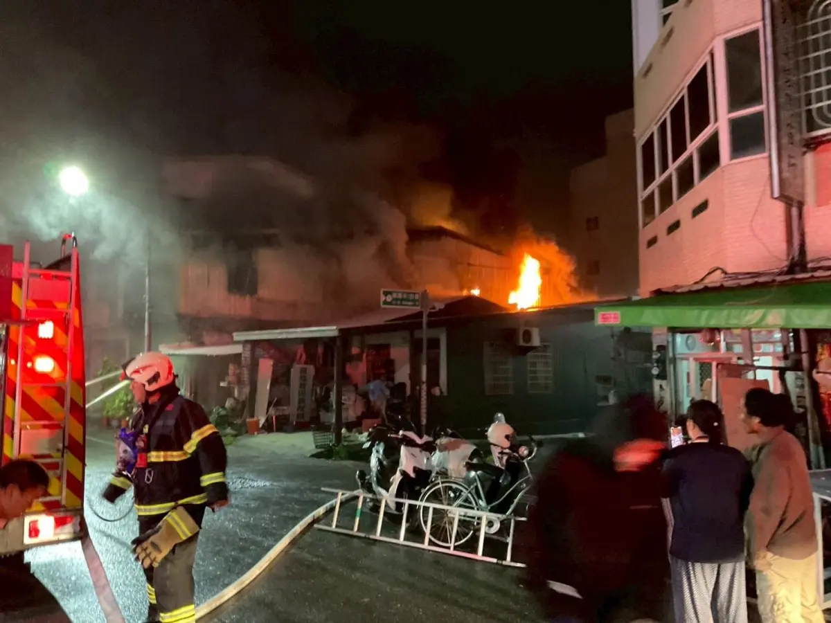 ▲8日晚間8時許，台東市強國街一棟透天厝發生火警，火災發生時還有人在二樓呼救，等待救援。（圖／台東市消防局提供）