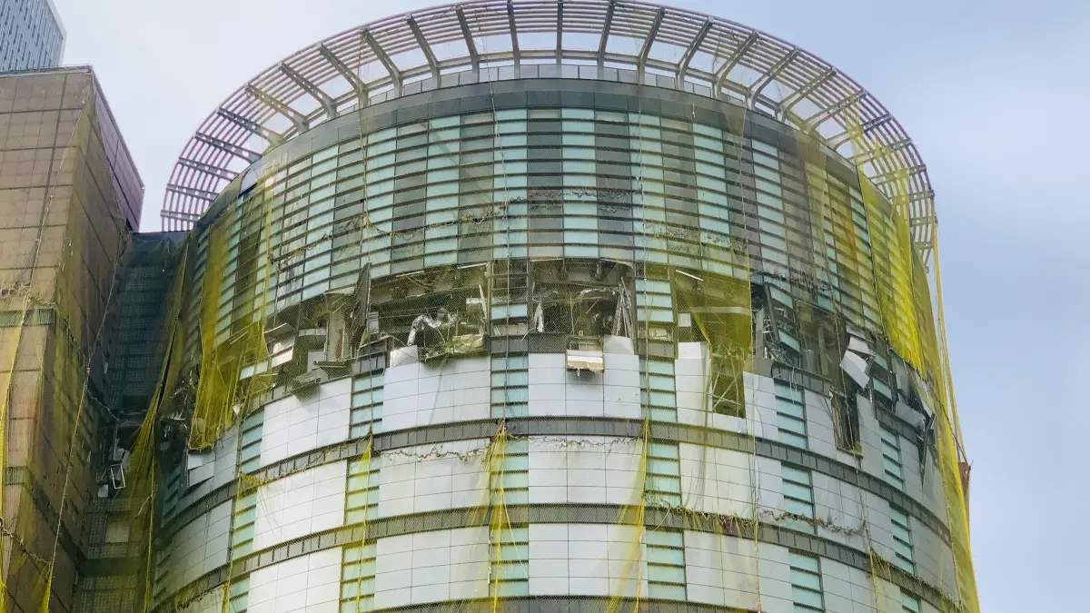 ▲台中市新光三越外牆尚未整建修復，外牆附掛物雖有防護網阻隔，仍讓人覺得怵目驚心。（圖／記者顏幸如攝，2025.04.09）