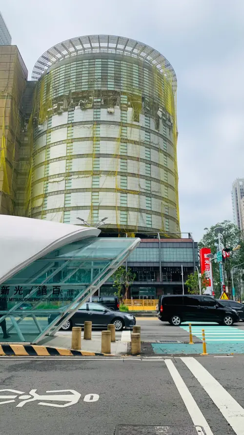 台中新光三越拚暑假前營業!中市都發局曝3大關鍵和一變數 ▲台中市新光三越氣爆發生已50天,外牆尚未整建修復。(圖/記者顏幸如攝,2025.04.09)