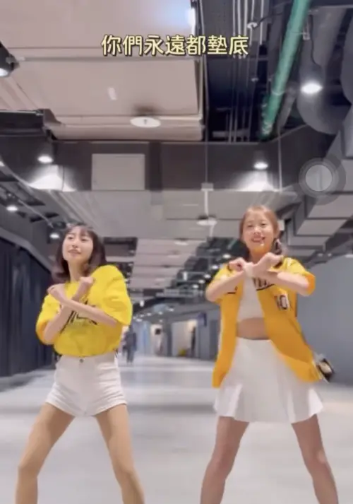 ▲王妡（左）邊唱邊跳嘲諷前東家「富邦」的賽季成績。（圖／王妡 IG）