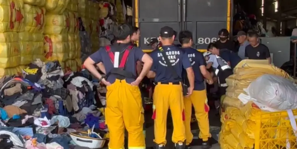 ▲高雄市橋頭區一間舊衣回收廠廠內堆積逾2層樓高的「舊衣山」，突然崩塌活埋一名女員工，消防局獲報後立即前往救援，女員工仍在搶救中。（圖／翻攝畫面）