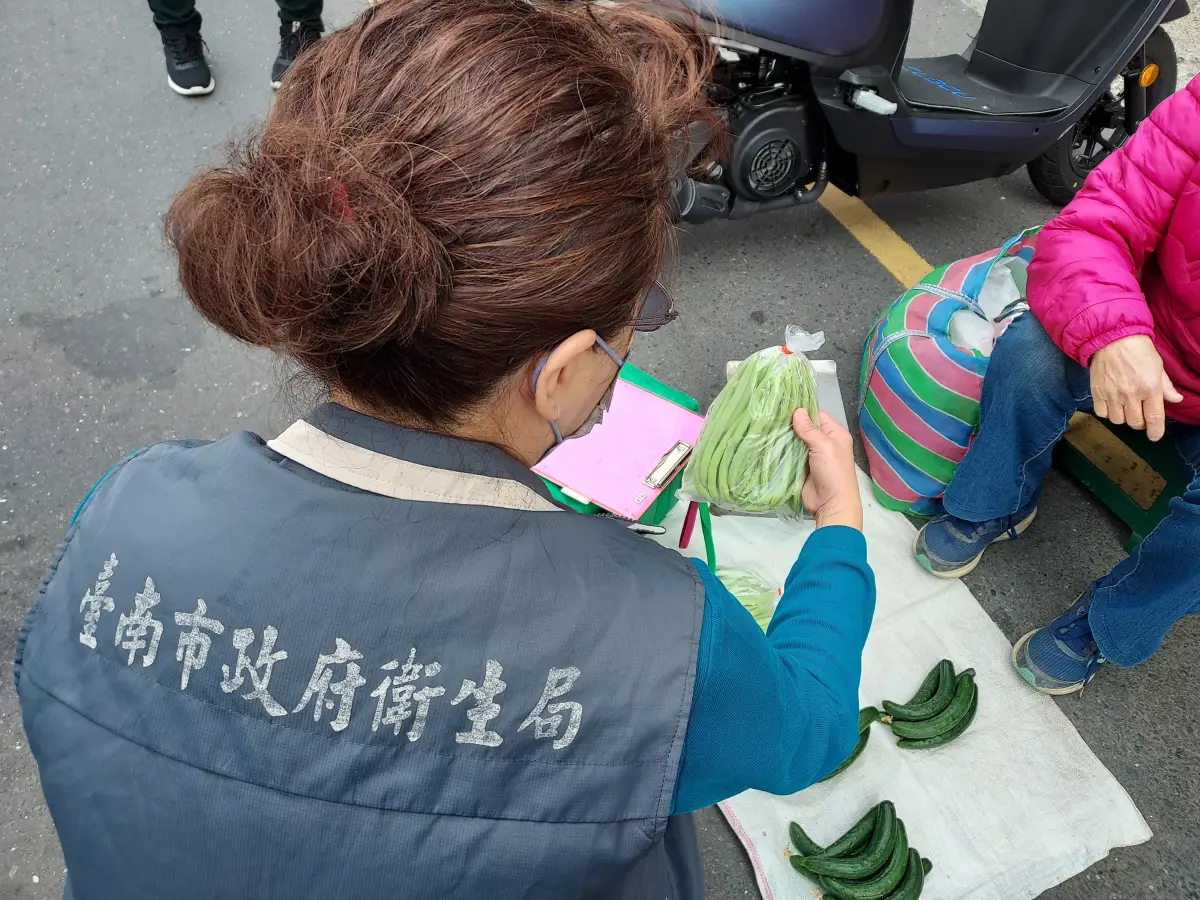 ▲南市府衛生局近期抽驗市售蔬果農產品農藥不合格出爐，不合格品項包含常用調味蔬菜辣椒與九層塔，以及季節性蔬菜如皇宮菜、白花椰菜與菜豆等。（圖／南市府提供）