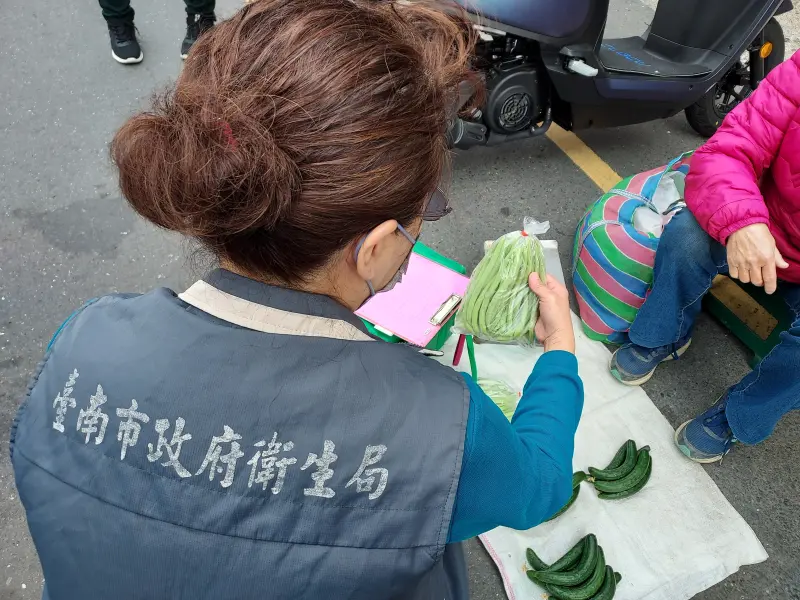 ▲南市府衛生局近期抽驗市售蔬果農產品農藥不合格出爐，不合格品項包含常用調味蔬菜辣椒與九層塔，以及季節性蔬菜如皇宮菜、白花椰菜與菜豆等。（圖／南市府提供）