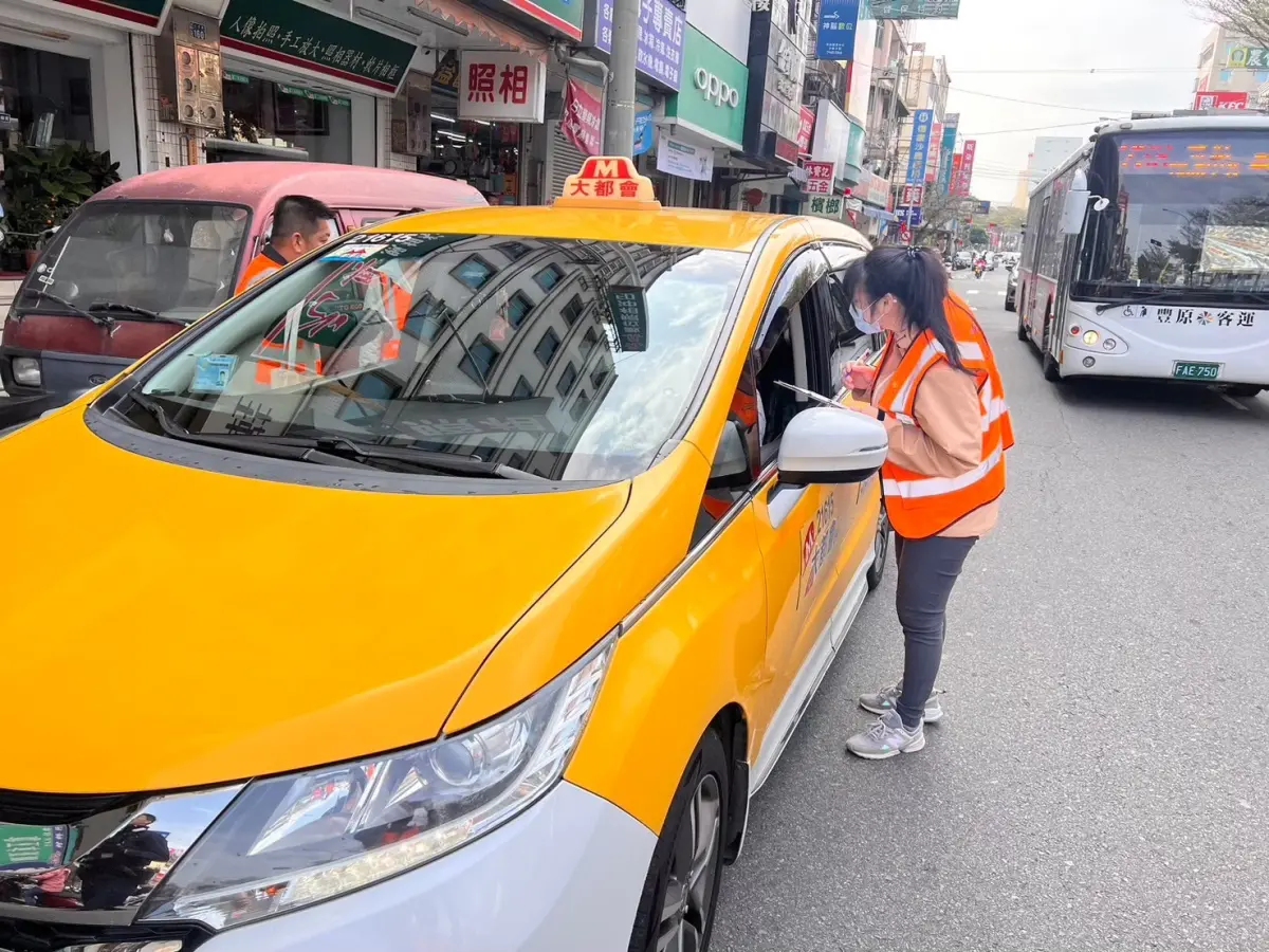 ▲加強管理計程車營業秩序，市府跨局處稽查計程車維護乘客權益(圖／交通局提供2025.4.9)