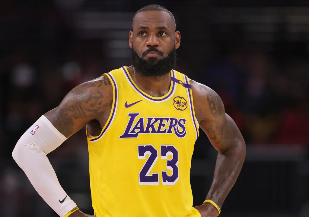 ▲「詹皇」詹姆斯（LeBron James）的未來動向受到關注，在他湖人生涯角色發生轉變後，外界好奇他是否可能未來轉投勇士、騎士等隊。（圖／美聯社／達志影像）