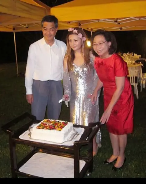 ▲梁齊昕生日時與父母合照。左為其父親、前特首梁振英。（圖／@chaiyanleung IG）
