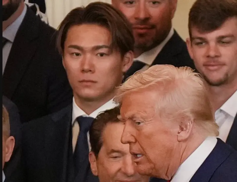 ▲美國職業棒球大聯盟（Major League Baseball）洛杉磯道奇隊昨（8）日前往白宮與美國總統川普會面。眼尖網友發現山本由伸站在川普身後幾乎全程都面無表情、擺臭臉，畫面相當有趣，更有網友笑稱：「他可能有買股票。」（圖／取自X @Yungsifustan）