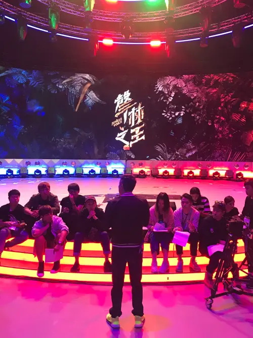 《聲林之王》開錄前,詹仁雄和工作人員正忙著開會、確認各項細節。(圖/踢帕娛樂提供) ▲《聲林之王》開錄前,詹仁雄和工作人員正忙著開會、確認各項細節。(圖/踢帕娛樂提供)