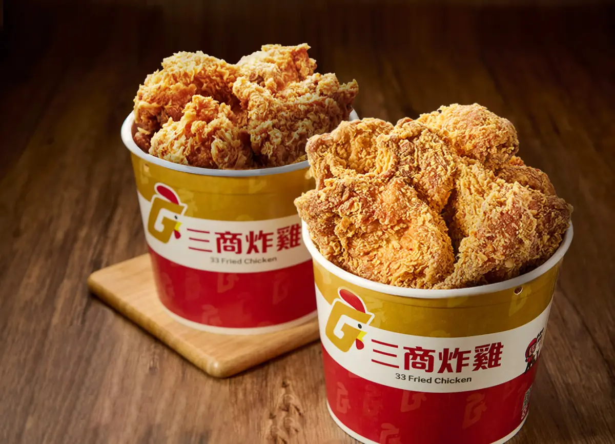 ▲三商炸雞明開吃日式甘甜風味「黃金山賊炸雞桶」，連續21天「炸雞買一送一」優惠，兩桶10塊炸雞333元、平均一塊33元！繼光香香雞今開賣香辣「香脆咔啦雞腿」，和店員猜拳有優惠。（圖／三商餐飲提供）