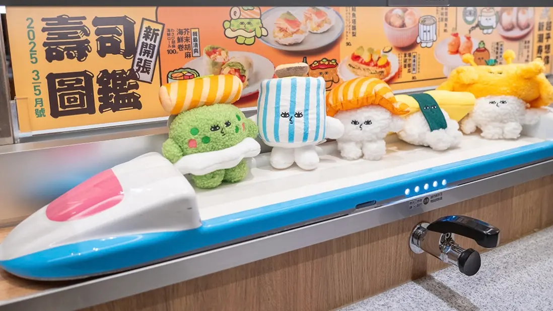 ▲迴轉壽司戰IP！点爭鮮「浮誇壽司」巨可愛卻不能吃？MAGiC TOUCH聯名10秒鐘教室，打造全新「壽司圖鑑」超狂尺寸玩偶，菜單、周邊、主題店一覽。藏壽司《間諜家家酒》扭蛋4月18日開扭。（圖／爭鮮餐飲提供）