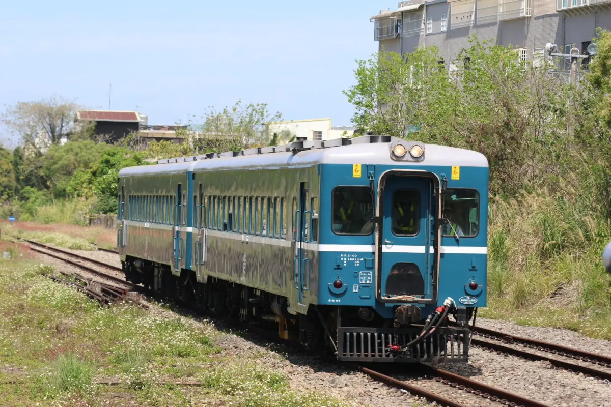 ▲台鐵公司宣布，將開行有著「藍寶寶」暱稱的DR2400型柴油客車郵輪列車，並於4月19日及4月26日在內灣線鳴笛起航。（圖／台鐵提供）