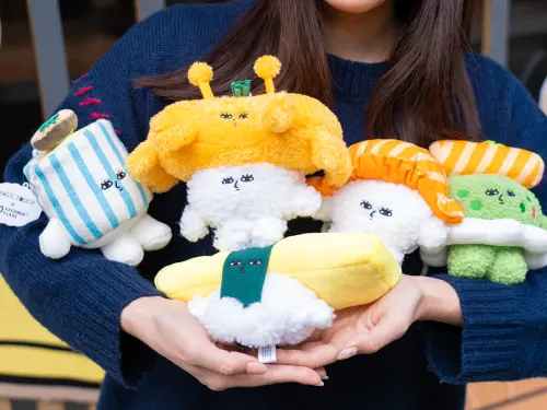 ▲点爭鮮x10秒鐘教室「壽司圖鑑」玩偶吊飾每款399元。（圖／爭鮮餐飲提供）