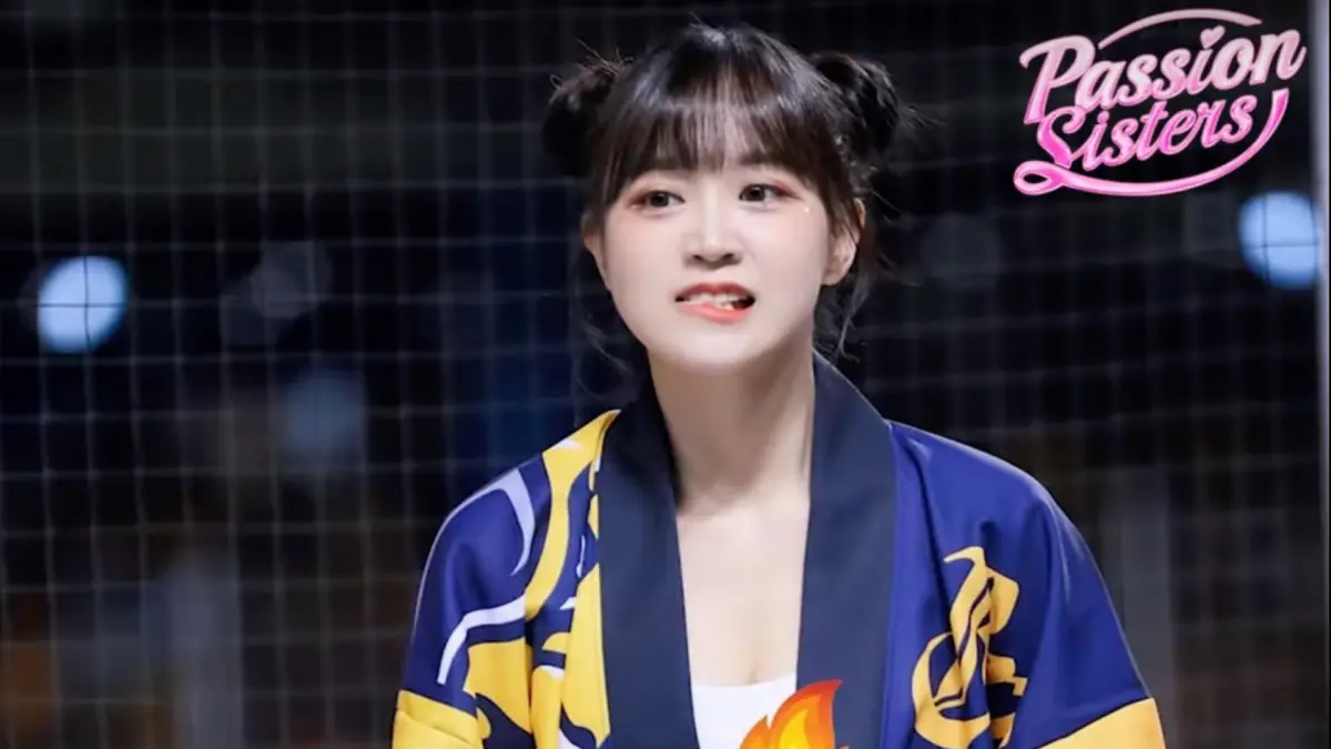 ▲Passion Sisters公開邊荷律超萌皺眉兒時照，臭臉的原因是生日蠟燭被吹熄而不開心，理由曝光笑瘋隊友。（圖／翻攝至Passion Sisters）