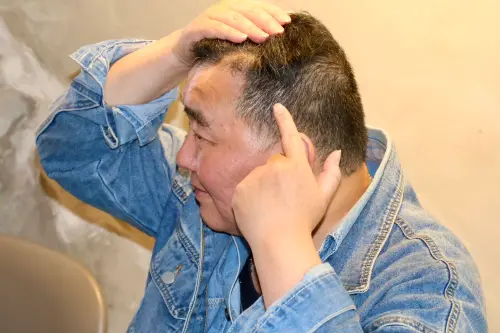 ▲徐亨（如圖）先前因長了3公分腦瘤開刀，目前照三餐服藥控制病情。（圖／記者李政龍攝影）