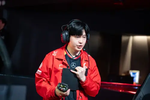T1教練Tom向Keria透露Gumayusi使用凱特琳、庫奇對線出狀況後的態度。(圖/LCK) ▲T1教練Tom向Keria透露Gumayusi使用凱特琳、庫奇對線出狀況後的態度。(圖/LCK)