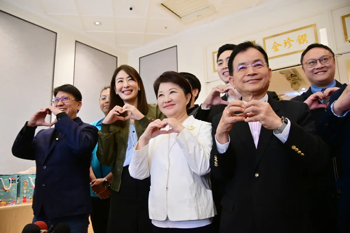 ▲台中市長盧秀燕與台北101董座賈永婕同框，一起比愛心。（圖／記者顏幸如攝，2025.04.09）