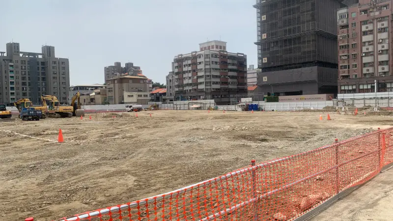 ▲「置地廣場台中」坐落台中市政府旁，總體規劃地上34層、地下7層，總開發面積約4.7萬坪。（圖／記者顏幸如攝，2025.04.09）