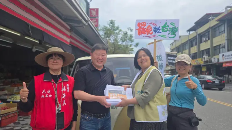 ▲花蓮縣議會無黨籍議長張峻（左二），今天將500份罷免傅崐萁的連署書，交給罷免團體「微光花蓮」。（圖／翻攝自張峻臉書）