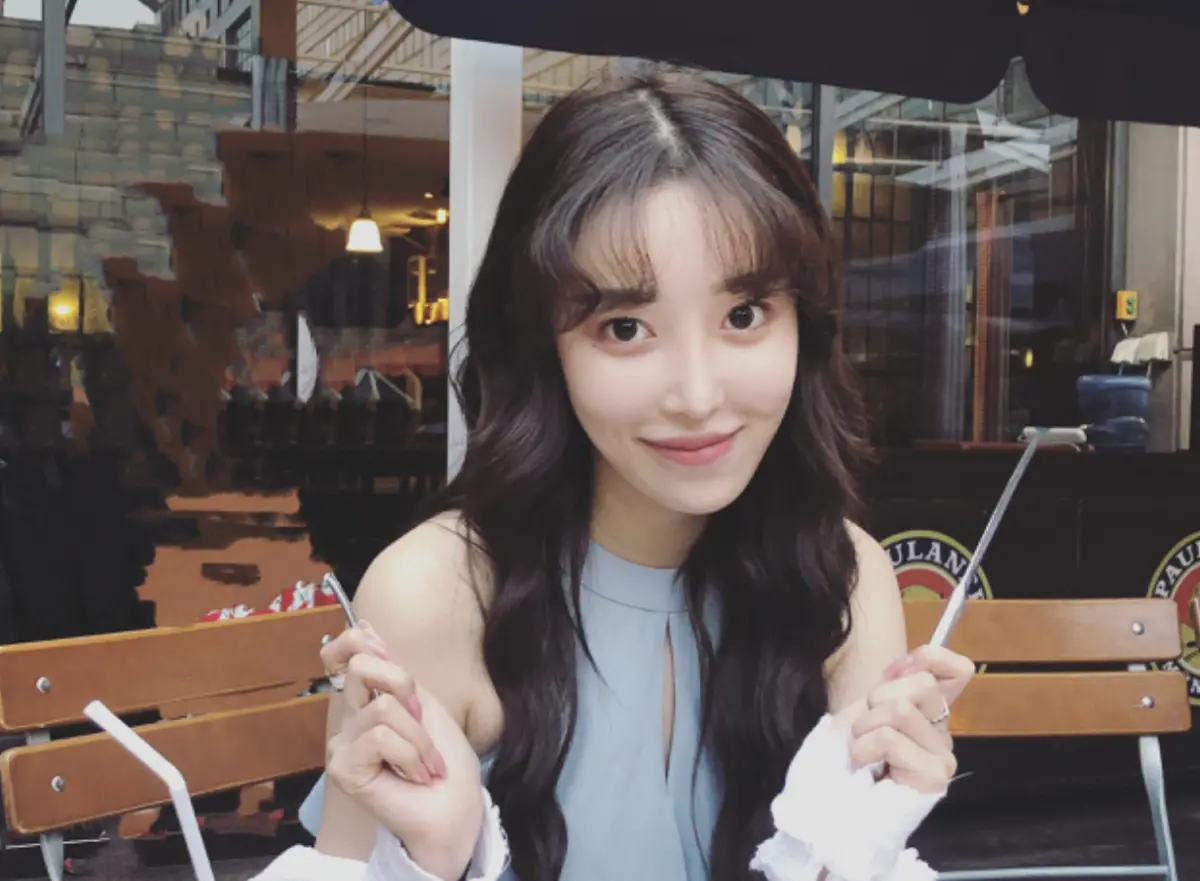 ▲肖妍倪2021年時心臟突然驟停成為植物人，想不到3個月後她突然甦醒，但左半邊身體幾乎癱瘓，現在肖妍倪努力復健後，身體已經逐漸恢復原本健康的模樣。（圖／肖妍倪微博）