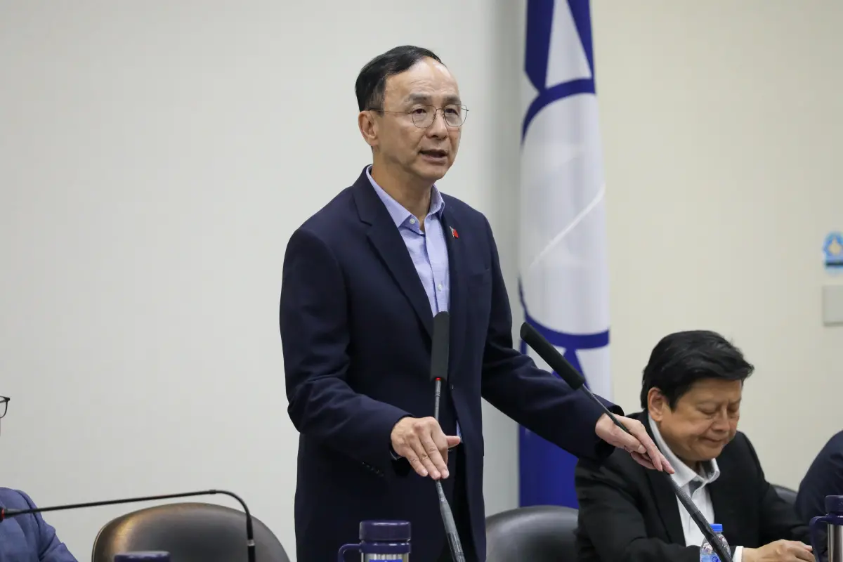 ▲國民黨主席朱立倫不忍了，今日親自開記者會，喊出「戰獨裁」口號，號召支持者今晚7點到北檢，抗議檢調清算在野黨。（圖／國民黨提供）