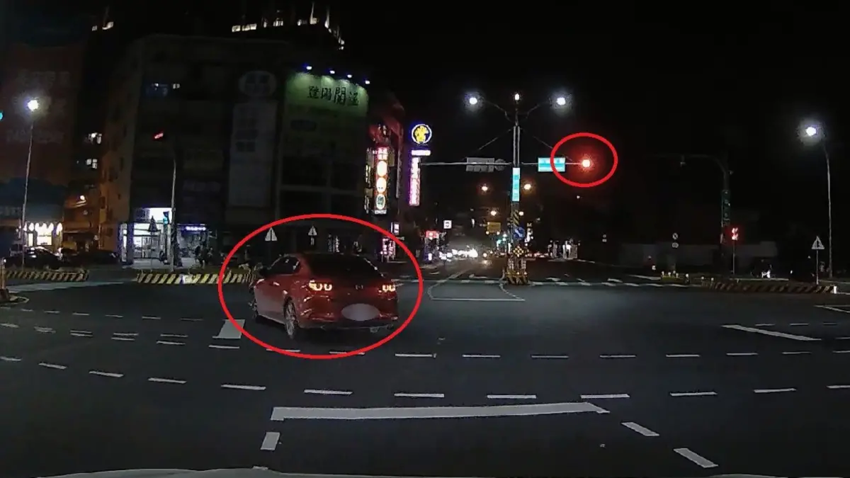 ▲紅燈左轉害摔車還落跑　警秀影像紀錄打臉（圖/記者鄧力軍翻攝）