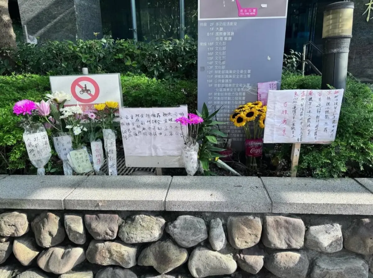 ▲去（2024）年11月，勞發署北分署一名吳姓公務員在辦公室輕生，爆發前副署長謝宜容職場霸凌事件，日前法官裁定不起訴謝宜容，痛失愛子的吳姓死者父母，也到北分署前，留下對愛子思念的話語。（圖／讀者提供）