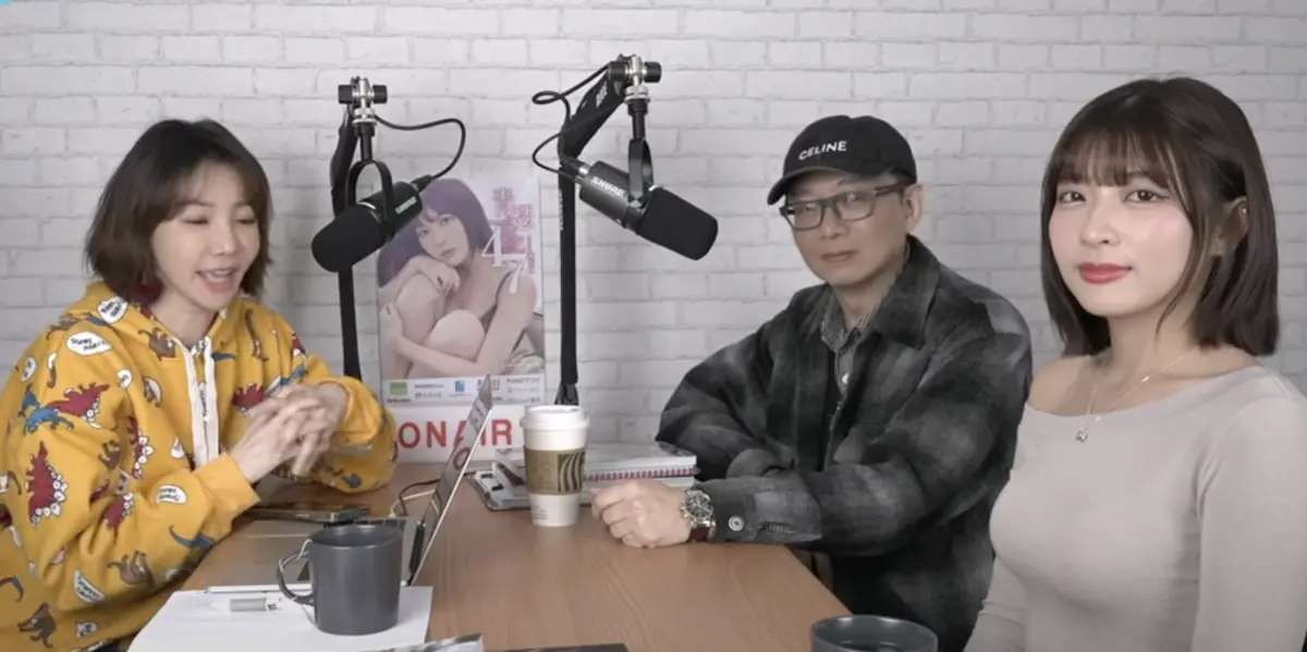 ▲主持人簡立喆（左）Podcast節目《賦能量喆學PowerTalk》近日邀來啦啦隊女神瑟七（右前）與熟悉圈內生態的Zack48（右後）上節目，Zack48在節目上爆料某啦啦隊隊長耍心機踢走女孩，在一旁的瑟七也傻眼表示「腦海浮出好幾個名字」。（圖／翻攝自 好選喆+ 電癮好選喆 YT）