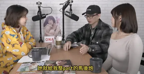 ▲Zack48（右後）推舉啦啦隊女孩當隊長，結果她上任後排除異己，讓瑟七（右前）當場驚訝。（圖／翻攝自 好選喆+ 電癮好選喆 YT）