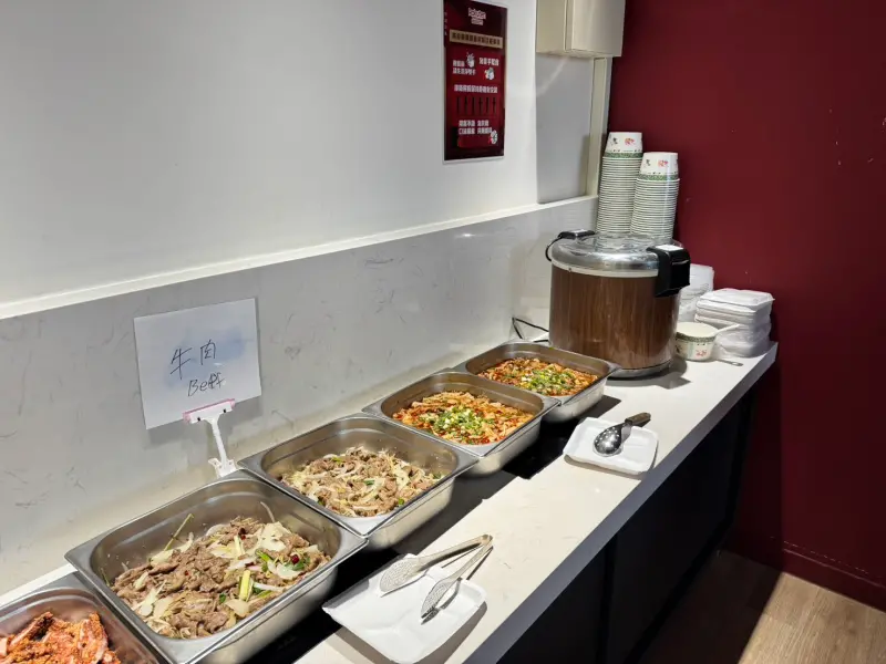 中華職棒樂天桃猿在今年4月才被爆出球員伙食問題，隨著事件落幕後不料近日又再被週刊爆料，指出球員在8月2日賽前的午餐裡，吃到蒼蠅屍體，更出現一直蠕動的活蛆，食安問題又浮上檯面。（圖／讀者提供）