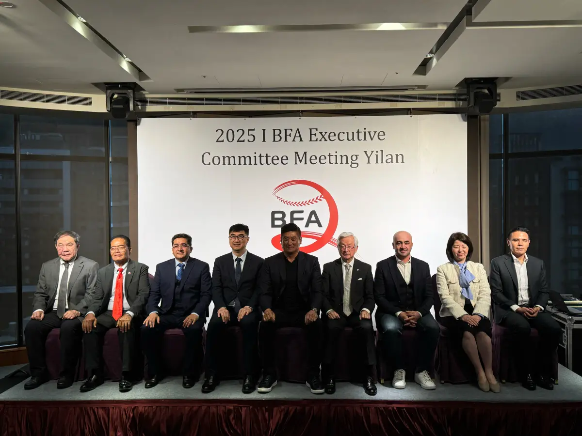 ▲亞洲棒球總會今日召開2025年第一次執行委員會議，辜仲諒會長（左五）與執委會成員合影。（圖／亞棒總提供）