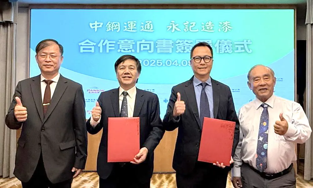 ▲中鋼運通公司與永記造漆工業公司簽署合作意向書，在中鋼運通公司董事長張秋波(左1)與永記造漆工業公司董事長張德仁(右1)的見證下，由中鋼運通公司總經理林錦駿(左2)及永記造漆公司總經理陳弘偉(右2)共同簽署意向書，以為綠色海運的永續發展貢獻一己之力。(圖／中鋼運通公司提供)