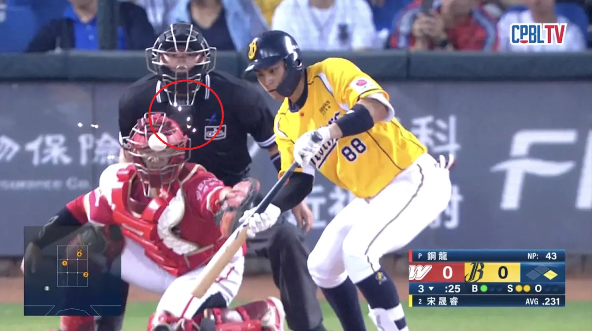 ▲味全龍與中信兄弟今（9）日交手，兄弟打者宋晟睿執行觸擊短打時造成擦棒球，結果球反彈到捕手蔣少宏面罩上，意外擦出「火花」，蔣少宏也嚇了一大跳，隨即站起來脫掉面罩。（圖／擷取自CPBLTV）