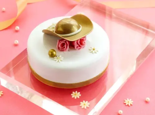 ▲台中福華今年獻上「My Queen女王」𝟼吋母親節蛋糕 ，以優雅的伯爵蛋糕為主體。（圖／福華提供）