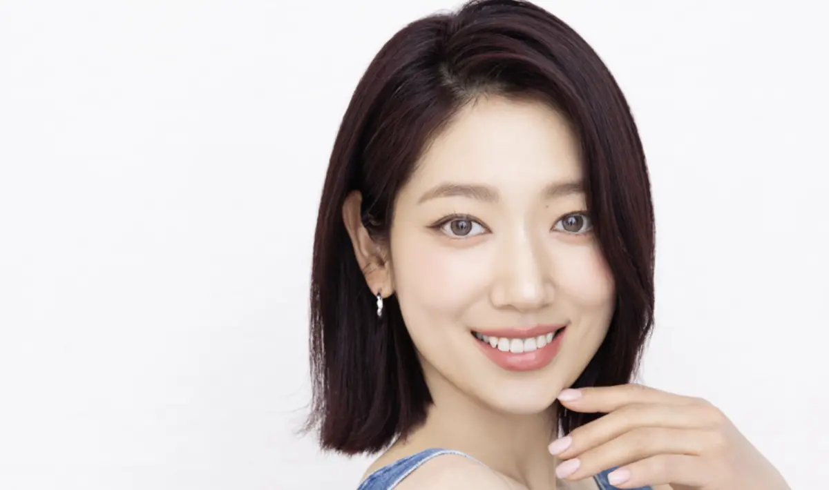 ▲擁有「男神收割機」稱號的朴信惠5月將來台舉辦粉絲見面會，而她也暖心喊話表示自己很想念粉絲，另外也曝光搶票資訊。（D-SHOW提供）