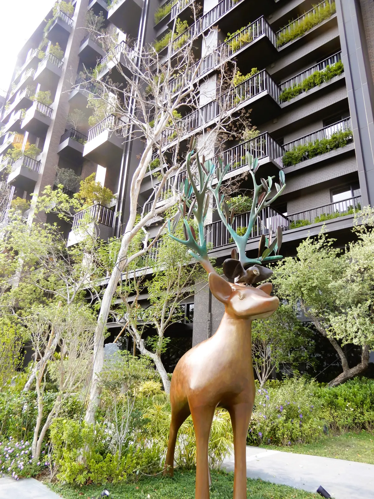 ▲「陸府織森」建築外觀最大特色為宜居陽台設計，每戶主臥配備大陽台。（圖／記者金武鳳，2025.4.9)