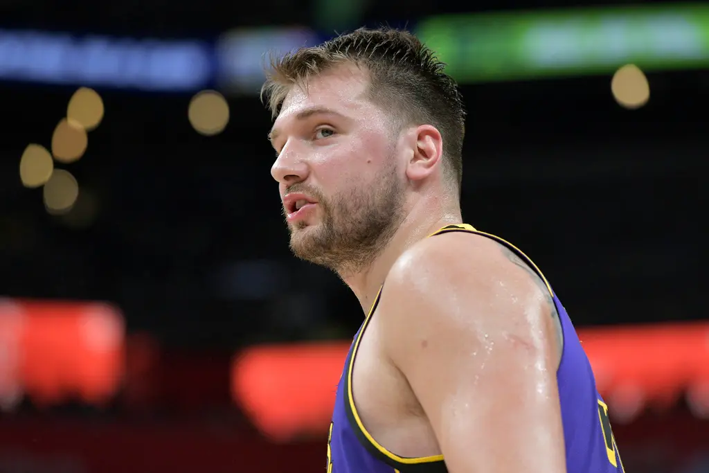 ▲Luka Doncic將首次以洛杉磯湖人球員身分，重返美國航空中心球館，迎戰老東家達拉斯獨行俠。這場比賽對許多達拉斯球迷而言，心情十分複雜。（圖／美聯社／達志影像）