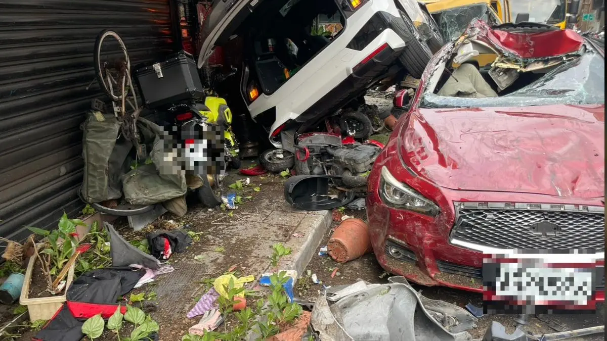 ▲45歲簡姓駕駛疑似誤踩油門導致車輛暴衝。（圖／民眾提供）