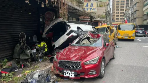 ▲白色轎車的暴衝行徑，波及多輛汽、機車。（圖／民眾提供）