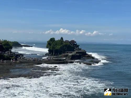 ▲印尼觀光勝地峇里島頒布新禁令，正處於經期的女性遊客不准進入寺廟。圖為峇里島著名景點海神廟。（圖／記者顏得智攝）