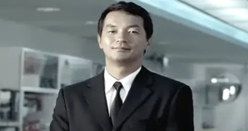 ▲全聯先生首支代言廣告在2006年上架,顛覆以往大眾對代言人應該是帥哥美女的迷思,反而和民眾拉近距離。(圖/PX Channel YouTube) ▲全聯先生首支代言廣告在2006年上架,顛覆以往大眾對代言人應該是帥哥美女的迷思,反而和民眾拉近距離。(圖/PX Channel YouTube)