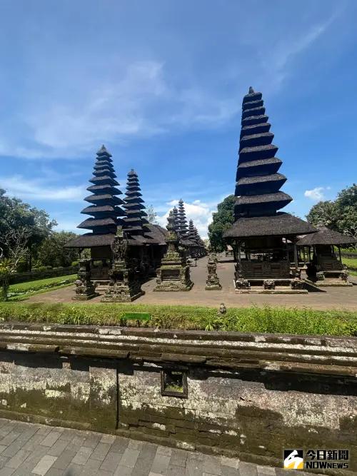 峇里島當局在旅遊方針中提到,國外旅客參觀寺廟、旅遊景點或公共場所時,遊客應穿著端莊、莊嚴的服裝。圖為當地最大「家廟」塔曼阿尤寺。(圖/記者顏得智攝) ▲峇里島當局在旅遊方針中提到,國外旅客參觀寺廟、旅遊景點或公共場所時,遊客應穿著端莊、莊嚴的服裝。圖為當地最大「家廟」塔曼阿尤寺。(圖/記者顏得智攝)