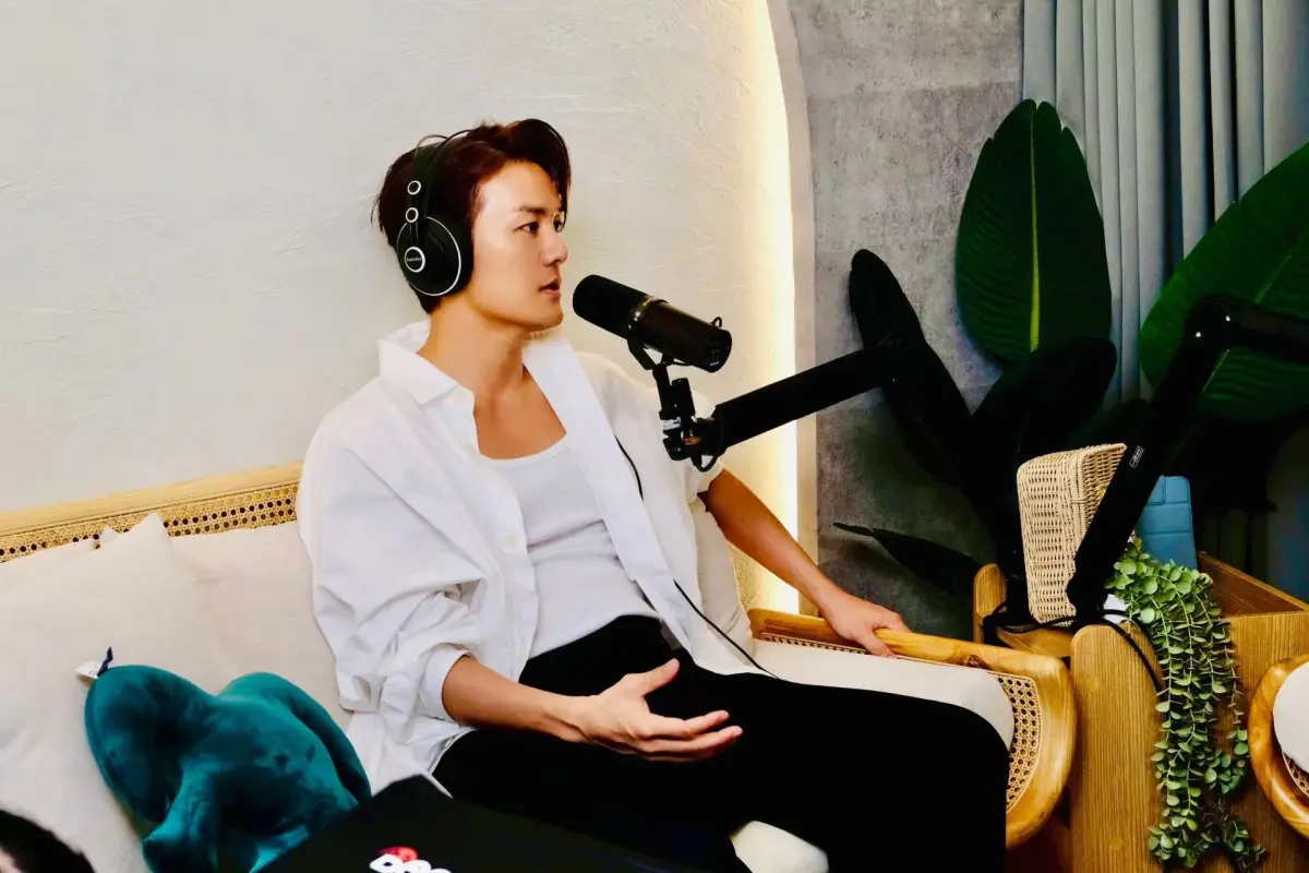 ▲吳克群過去因母親離世躲在樓梯間大哭，更因為電影票房失利把豪車賣光，只留下好友田定豐送的「大黃蜂」。（圖／唱戲世界娛樂提供）