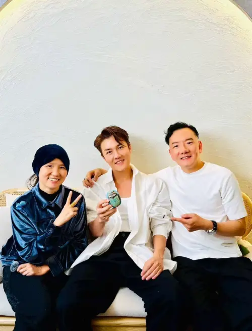 ▲吳克群（中）上節目談過去陷入低潮的時候，更自曝曾躲到醫院樓梯間崩潰大哭。（圖／唱戲世界娛樂提供）